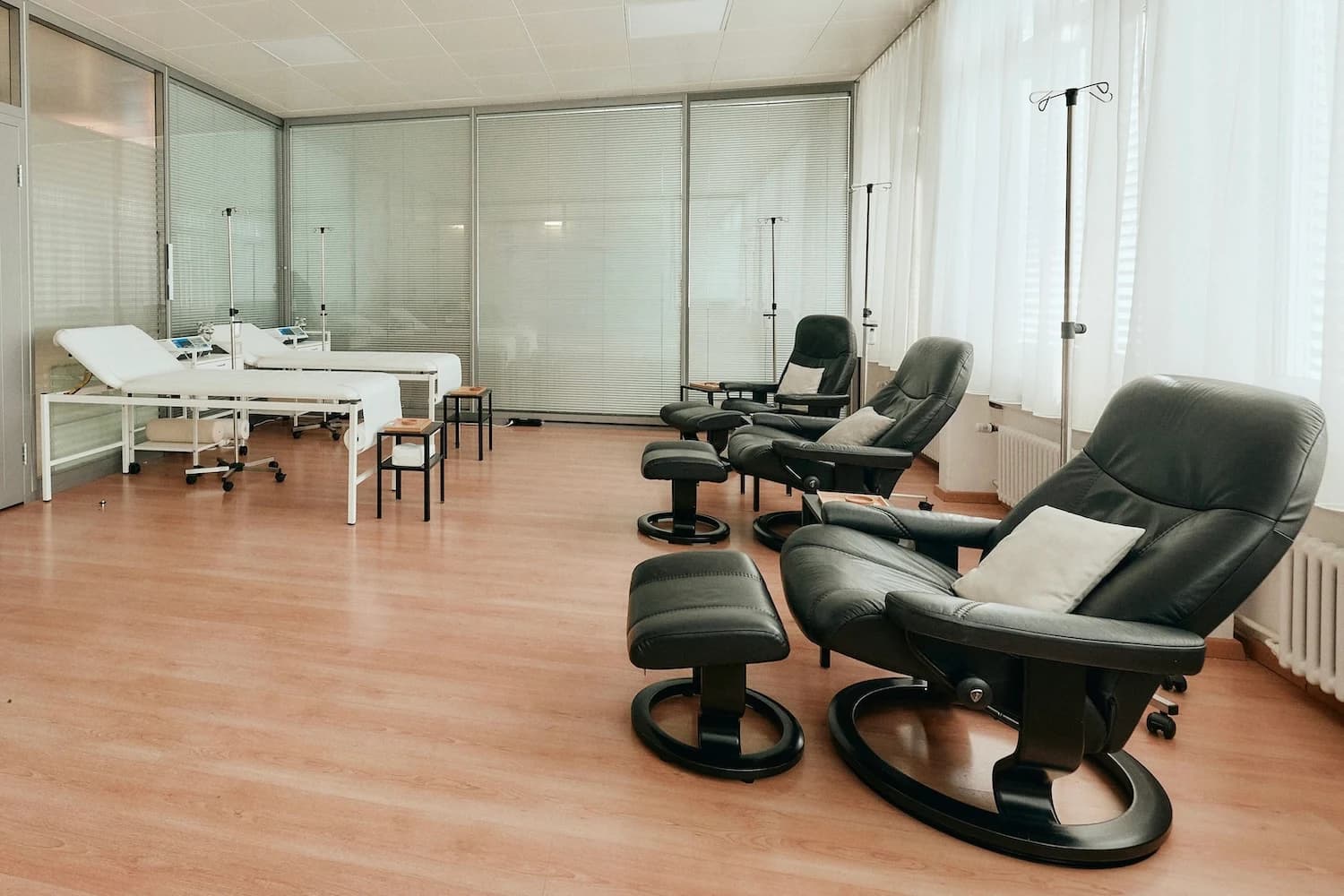 Sala de tratamiento luminosa con sillones