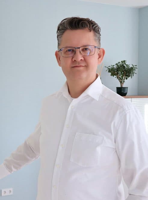 Boguslaw Krystian Nikiciuk en su consulta de reumatología en Neuruppin