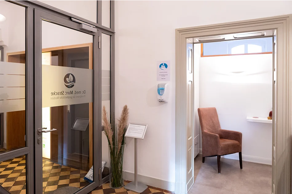 Reception and waiting area at Dr. Stracke’s practice in Lübeck