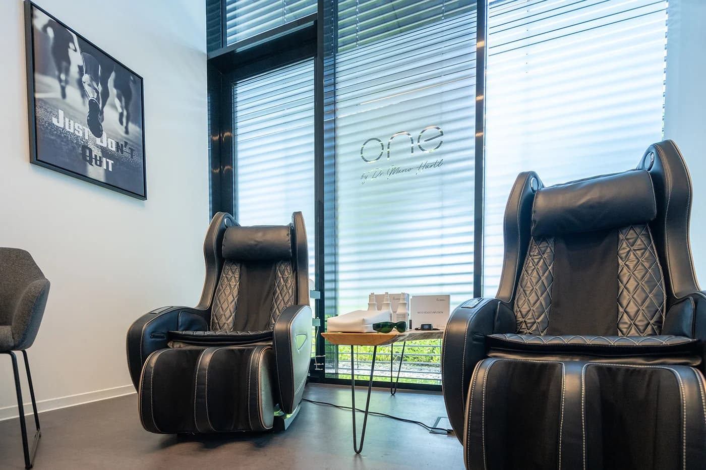 Treatment room at ONE by Dr. Marco Hartl
